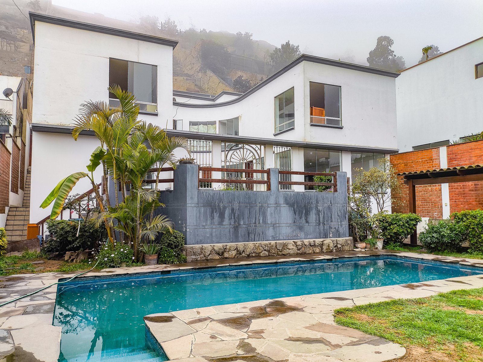 Vendo Casa en La Planicie: Terreno de 612 m² + 800 m² de Ladera con Piscina y Áreas Sociales